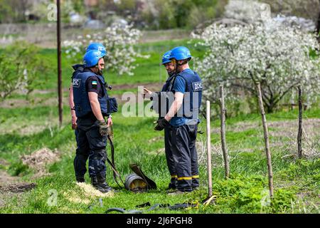 Region Saporischschschja, Ukraine - 29. April 2022 - Retter des Staatlichen Notdienstes haben während einer Minenmission in einer der vom russischen Artilleriefeuer betroffenen Siedlungen, Region Saporischschschschja, im Südosten der Ukraine, die Überreste einer Rakete flankiert. Dieses Foto kann nicht in der Russischen Föderation verteilt werden. Foto von Dmytro Smolyenko/Ukrinform/ABACAPRESS.COM Stockfoto