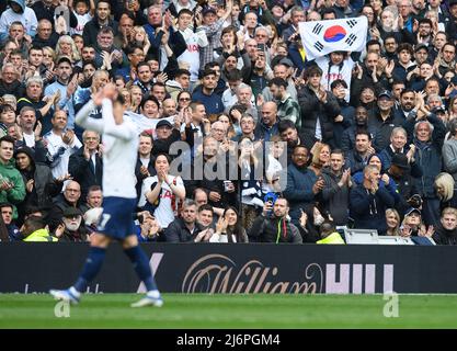 London, Großbritannien, 01. Mai 2022 - Tottenham Hotspur gegen Leicester City - Premier League - Tottenham Hotspur Stadium Ein südkoreanischer Spurs-Fan begrüßt Heung-Min Son, als er nach seinem Wechsel während des Premier League-Spiels im Tottenham Hotspur Stadium ausläuft.Bildnachweis: © Mark Pain / Alamy Live News Stockfoto