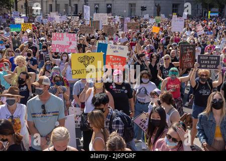 WASHINGTON, D.C. – 2. Oktober 2021: Demonstranten versammeln sich während des Frauenmarsches 2021 in der Nähe von Washingtons Freedom Plaza. Stockfoto