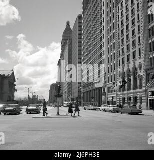 1950s, historische Ansicht entlang der North Michigan Ave, Chicago, USA. Diese berühmte Straße im Stadtzentrum, die gemeinhin als Magnificent Mile bekannt ist, ist eine der großen Alleen der Welt Stockfoto