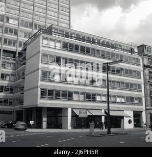 1960s, historisches Gebäude, Außenansicht eines der vielen neuen modernen Büro- und Hotelgebäude, die in den Nachkriegsjahren erbaut wurden. Hoch und rechteckig, aus vorgegossenem Beton mit außerhalb des Standorts gebauten Fensterpaneelen gebaut, waren diese „modernen“ Gebäude schneller und kostengünstiger zu bauen als die traditionellen Ziegelbauten. Am Eingang zum St. George's Hotel am Langham Place, dem Bewohner des Gebäudes, ist ein Jaguar der damaligen Zeit zu sehen. Ebenfalls im Erdgeschoss war das Gebäude die Heimat des Showrooms für Büromöbel von Ryman-Edgleys. Stockfoto