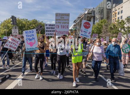 WASHINGTON, D.C. – 2. Oktober 2021: Demonstranten versammeln sich während des Frauenmarsches 2021 in Washington, D.C.. Stockfoto