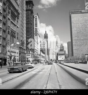 1950s, historisches Bild von J Allan Cash von der N. Michigan Ave, Chicago, USA, zeigt das Maremont Bldg, das Prudential Building und amerikanische Automobile der damaligen Zeit. Der mittelamerikanische Hauptsitz der US-Versicherungsgesellschaft Prudential war ein 41-stöckiges Gebäude, das 1955 fertiggestellt wurde und als erster Wolkenkratzer in Chicago seit der Großen Depression von 1930s und dem Zweiten Weltkrieg von Bedeutung war. Ganz rechts der Eingang zur Tiefgarage am Grant Park. Die Grant Park (North) Garage wurde 1954 eröffnet und war ein riesiger kommunaler Parkplatz mit drei Ebenen und 1.850 Stellplätzen. Stockfoto