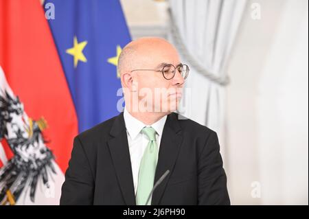 Wien, Österreich. 3.. Mai 2022. Pressekonferenz nach dem Lebensmittelgipfel im Bundeskanzleramt mit Gabriel Felbermayr, Österreichisches Institut für Wirtschaftsforschung (WIFO) Stockfoto