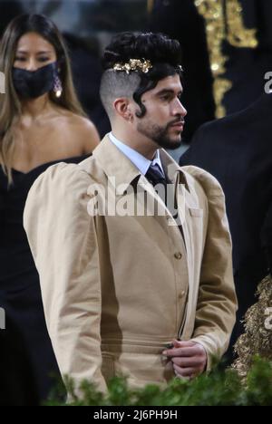 NEW YORK, NEW YORK - 02. MAI: Bad Bunny bei der Met Gala 2022, die am 02. Mai 2022 im Metropolitan Museum of Art in New York City das Motto „in America: An Anthology of Fashion“ feiert. Kredit: RW/MediaPunch Stockfoto