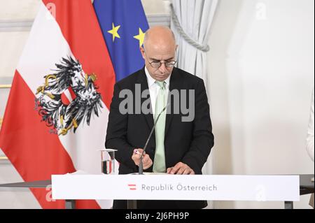 Wien, Österreich. 3.. Mai 2022. Pressekonferenz nach dem Lebensmittelgipfel im Bundeskanzleramt mit Gabriel Felbermayr, Österreichisches Institut für Wirtschaftsforschung (WIFO) Stockfoto