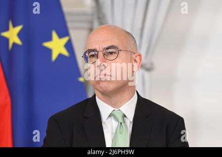 Wien, Österreich. 3.. Mai 2022. Pressekonferenz nach dem Lebensmittelgipfel im Bundeskanzleramt mit Gabriel Felbermayr, Österreichisches Institut für Wirtschaftsforschung (WIFO) Stockfoto