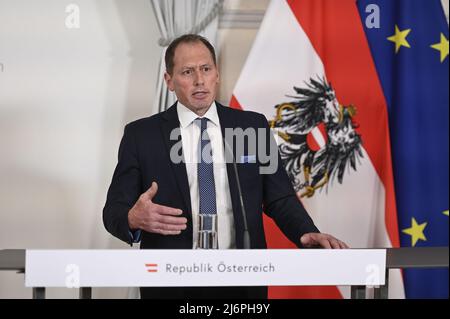 Wien, Österreich. 3.. Mai 2022. Pressekonferenz nach dem Lebensmittelgipfel im Bundeskanzleramt mit Josef Moosbrugger, Präsident der Präsidenten-Konferenz der Landwirtschaftskammer Österreich Stockfoto