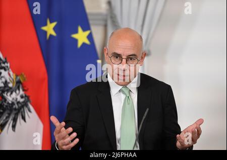 Wien, Österreich. 3.. Mai 2022. Pressekonferenz nach dem Lebensmittelgipfel im Bundeskanzleramt mit Gabriel Felbermayr, Österreichisches Institut für Wirtschaftsforschung (WIFO) Stockfoto