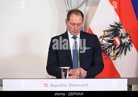 Wien, Österreich. 3.. Mai 2022. Pressekonferenz nach dem Lebensmittelgipfel im Bundeskanzleramt mit Josef Moosbrugger, Präsident der Präsidenten-Konferenz der Landwirtschaftskammer Österreich Stockfoto