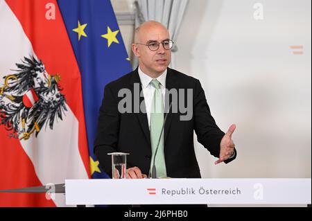 Wien, Österreich. 3.. Mai 2022. Pressekonferenz nach dem Lebensmittelgipfel im Bundeskanzleramt mit Gabriel Felbermayr, Österreichisches Institut für Wirtschaftsforschung (WIFO) Stockfoto