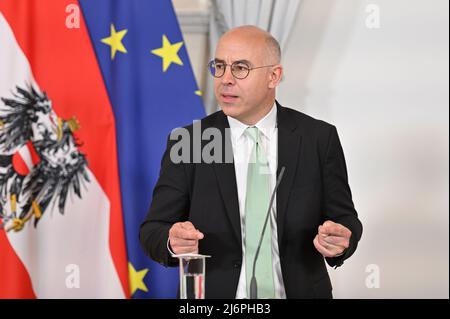 Wien, Österreich. 3.. Mai 2022. Pressekonferenz nach dem Lebensmittelgipfel im Bundeskanzleramt mit Gabriel Felbermayr, Österreichisches Institut für Wirtschaftsforschung (WIFO) Stockfoto