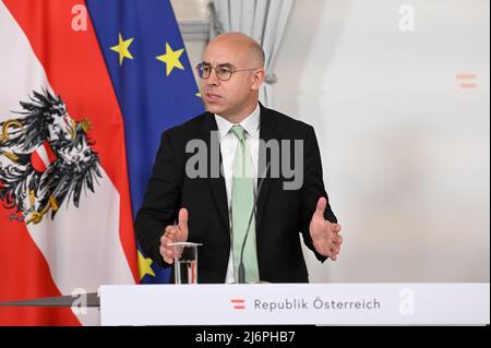 Wien, Österreich. 3.. Mai 2022. Pressekonferenz nach dem Lebensmittelgipfel im Bundeskanzleramt mit Gabriel Felbermayr, Österreichisches Institut für Wirtschaftsforschung (WIFO) Stockfoto