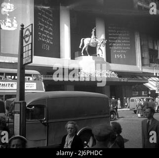 1953, historisch, Oxford Street, London, England, Großbritannien, eine Außendarstellung in einem Kaufhaus, das die Krönung von Königin Elizabeth II. Auf den Thron feiert. Die sogenannte Selfridges Krönung war eine Reiterstatue von Königin Elizabeth II auf ihrem Pferd 'Winston'. Stockfoto