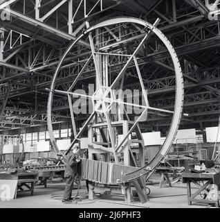 1950s, historisch, Short Bros, Belfast, Flugzeugbau, Männlicher Arbeiter in einem großen Hangar, der an einem Flugzeugteil arbeitet. Stockfoto