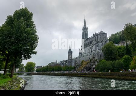 Regnerischer Tag im Heiligtum unserer Lieben Frau von Lourdes, Frankreich Stockfoto