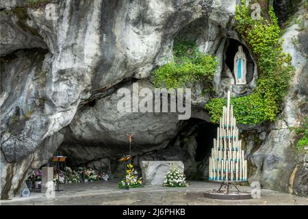 Statue der Jungfrau Maria in der Grotte unserer Lieben Frau von Lourdes, Frankreich Stockfoto