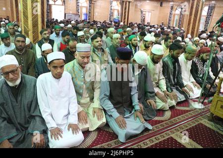 Kaschmirs Muslime versammeln sich am ersten Tag von Eid-Al-Fitr am 3. Mai 2022 in Jamia Masjid Syed Mohammad Kazim in Srinagar, Kaschmir, Indien, als Regierungsbehörden Gemeindegebete in Kaschmirs großer Moschee Jamia Masjid und Eid Gah in Srinagar versperrten. (Foto von Kamran Raaahid Bhat/INA Photo Agency/Sipa USA) Stockfoto