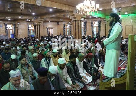 Kaschmirs Muslime versammeln sich am ersten Tag von Eid-Al-Fitr am 3. Mai 2022 in Jamia Masjid Syed Mohammad Kazim in Srinagar, Kaschmir, Indien, als Regierungsbehörden Gemeindegebete in Kaschmirs großer Moschee Jamia Masjid und Eid Gah in Srinagar versperrten. (Foto von Kamran Raaahid Bhat/INA Photo Agency/Sipa USA) Stockfoto