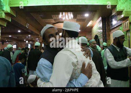 Kaschmirs Muslime versammeln sich am ersten Tag von Eid-Al-Fitr am 3. Mai 2022 in Jamia Masjid Syed Mohammad Kazim in Srinagar, Kaschmir, Indien, als Regierungsbehörden Gemeindegebete in Kaschmirs großer Moschee Jamia Masjid und Eid Gah in Srinagar versperrten. (Foto von Kamran Raaahid Bhat/INA Photo Agency/Sipa USA) Stockfoto