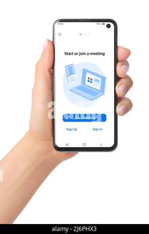 Kiew, Ukraine - 20. Januar 2022: Hand hält das Mobiltelefon mit der Zoom Meetings App auf dem Bildschirm. Zoom Meetings ist eine proprietäre Videotelefoniesoftware Stockfoto