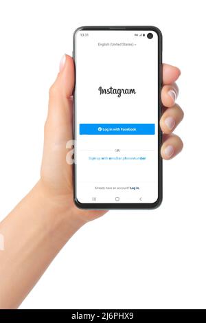 Kiew, Ukraine - 20. Januar 2022: Hand hält Handy mit Instagram-App auf dem Bildschirm. Instagram ist ein amerikanisches Foto- und Video-Sharing Social ne Stockfoto