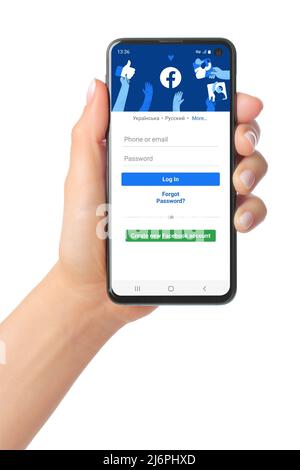Kiew, Ukraine - 20. Januar 2022: Hand hält Handy mit Facebook-App auf dem Bildschirm. Facebook ist ein amerikanisches Social-Media- und Social-Networking-Netzwerk Stockfoto