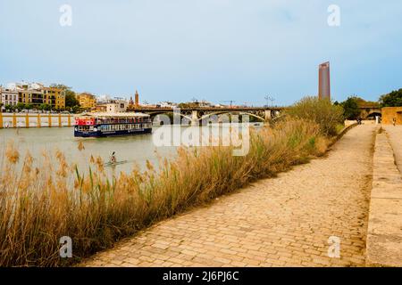 Ein Boot entlang des Guadalquivir-Flusses - Sevilla, Spanien Stockfoto