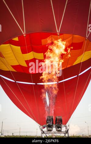 Auf den Ballons aufblasen und in der Luft schweben Stockfoto