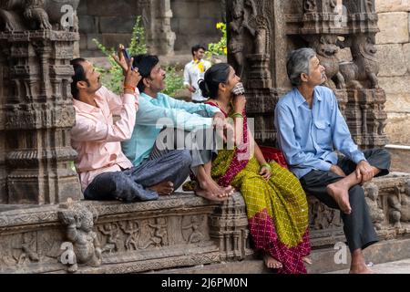 Vellore, Tamil Nadu, Indien - 2018. September: Eine Gruppe indischer Touristen besucht den alten Jalakandeswarar-Tempel im Vellore-Fort. Stockfoto