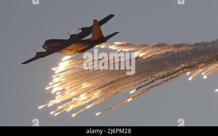 SAAF C-130 Flare Release Nahaufnahme Stockfoto