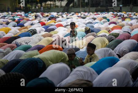 3. Mai 2022, Guwahati, Indien: Muslimische Menschen beten auf einer Eidgah zum Beginn des Eid al-Fitr-Festes, das das Ende ihres heiligen Fastenmonats Ramadan in Guwahati, Assam, Indien, markiert. (Bild: © David Talukdar/ZUMA Press Wire) Stockfoto