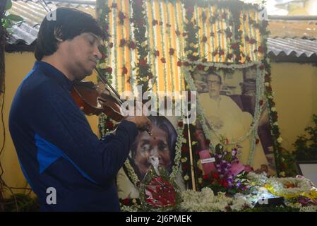 2. Mai 2022, Kalkutta, Westbengalen, Indien: Satyajit Rays 101.-jähriges Jubiläum wurde in seinem Haus zusammen mit seinem Sohn Sandip Ray gefeiert. Satyajit Ray war ein indischer Filmemacher, Drehbuchautor, Dokumentarfilmer, Autor, Essayist, Texter, Zeitschriftenredakteur, Illustrator, Kalligraph und Musikkomponist. (Bild: © Rahul Sadhukhan/Pacific Press via ZUMA Press Wire) Stockfoto