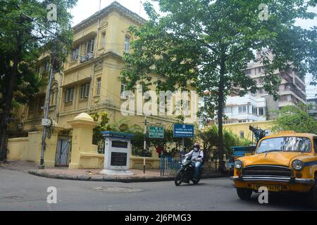 2. Mai 2022, Kalkutta, Westbengalen, Indien: Satyajit Rays 101.-jähriges Jubiläum wurde in seinem Haus zusammen mit seinem Sohn Sandip Ray gefeiert. Satyajit Ray war ein indischer Filmemacher, Drehbuchautor, Dokumentarfilmer, Autor, Essayist, Texter, Zeitschriftenredakteur, Illustrator, Kalligraph und Musikkomponist. (Bild: © Rahul Sadhukhan/Pacific Press via ZUMA Press Wire) Stockfoto