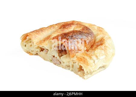 In Scheiben geschnittenes Burek, traditionelles bosnisches oder balkanisches Gericht auf weißem Hintergrund. Dünner, schuppiger Teig, gefüllt mit Hackfleisch Stockfoto