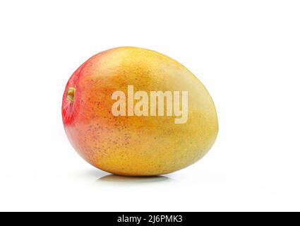 Einzelne ganze Mango isoliert auf weißem Hintergrund Stockfoto