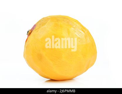 Einzelne geschälte Mango isoliert auf weißem Hintergrund Stockfoto