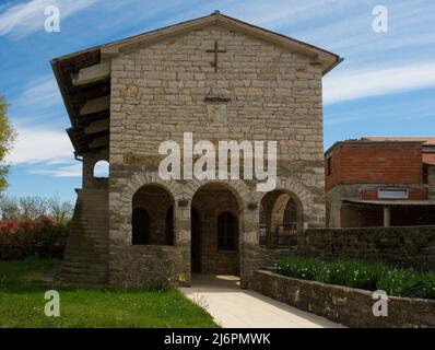 Ein Kirchengebäude auf dem Gelände der Markuskirche im Dorf Kaskerga in Istrien, Kroatien Stockfoto