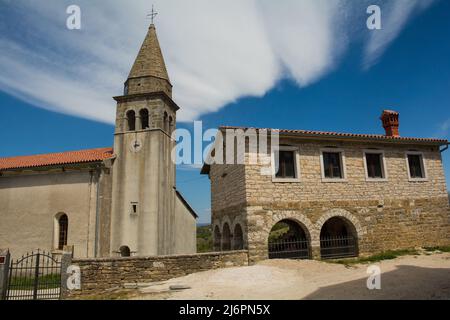 Markuskirche und ein weiteres Kirchengebäude im Dorf Kaskerga in Istrien, Kroatien. Bekannt als Crkva Sv Marko auf Kroatisch, stammt aus dem Jahr c17. Stockfoto