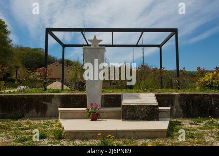 Kaskerga, Kroatien - April 17. 2022. Ein zweites Denkmal des Weltkrieges im Dorf Kaskerga in der Nähe von Buzet in Istrien, Westkroatien. Sie stammt aus Jugoslawien Stockfoto