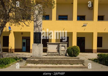 Roc, Kroatien - April 16. 2022. Ein zweites Denkmal des Weltkrieges im Dorf Roc in der Nähe von Buzet in Istrien, Westkroatien. Es stammt aus dem kommunistischen Jugoslawien Stockfoto