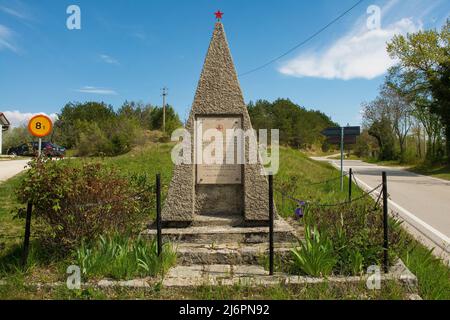 Sveti Donat, Kroatien - April 16. 2022. Ein zweites Denkmal des Weltkrieges im Dorf Sveti Donat in der Nähe von Buzet in Istrien, Kroatien. Sie stammt aus der Zeit Jugoslawiens Stockfoto