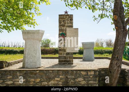 Vrh, Kroatien - April 17. 2022. Ein zweites Denkmal des Weltkrieges im Dorf Vrh in der Nähe von Buzet in Istrien, Westkroatien. Es stammt aus dem kommunistischen Jugoslawien Stockfoto