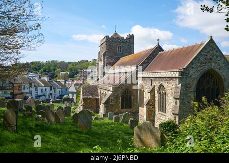 Die historische Allerheiligen-Kirche in der Altstadt von Hastings, East Sussex, Großbritannien, und die umliegenden Gebäude Stockfoto