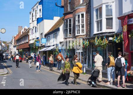 Hastings High Street, East Sussex, Großbritannien, mit Fußgängern während der Maifeiertage Stockfoto