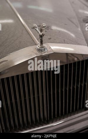 Dusty Rolls Royce Motorhaube und Grill inklusive Maskottchen Spirit of Ecstasy Stockfoto