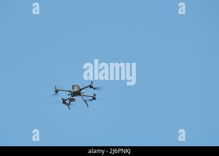 Ottawa, Ontario, Kanada - 30. April 2022: Eine ferngesteuerte Kamera-Drohne, die von der Polizei von Toronto während des Rolling Thunder-Protests in Ottawa betrieben wurde. Stockfoto