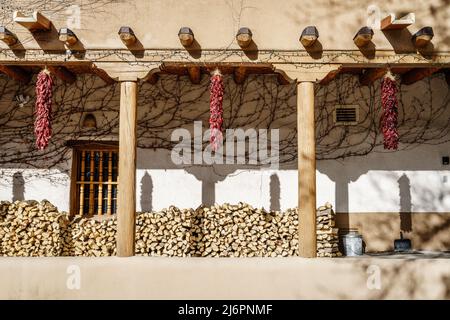 Traditionelle getrocknete rote Chili-Ristras in einem Haus in Santa Fe, New Mexico Stockfoto