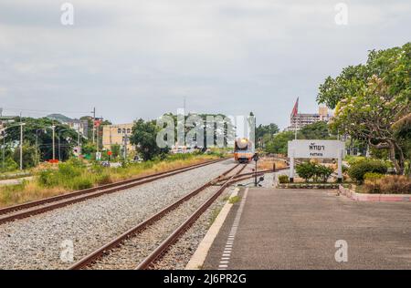 Ein Zug fährt in einen Bahnhof und wartet in Thailand auf Fahrgäste Stockfoto