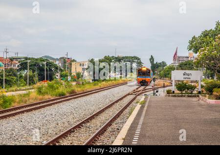 Ein Zug fährt in einen Bahnhof und wartet in Thailand auf Fahrgäste Stockfoto